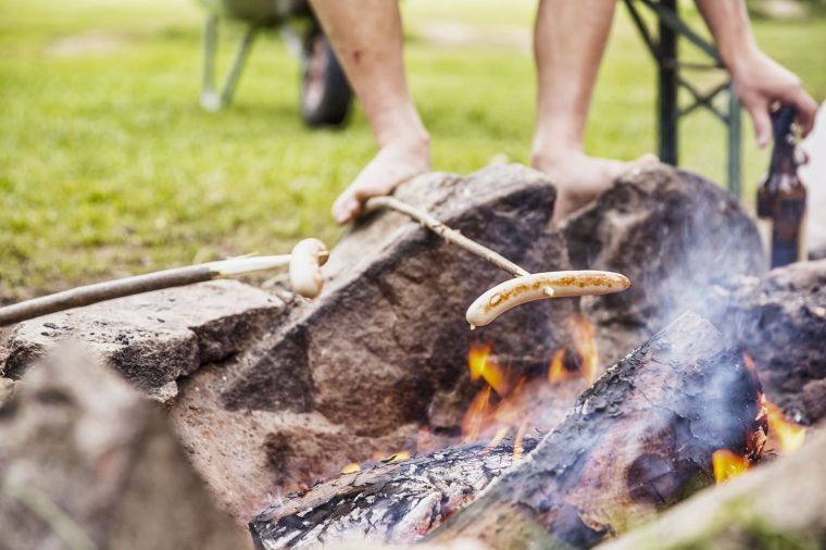 Stärkung am Lagerfeuer