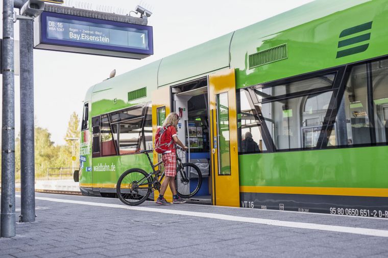 Die Waldbahn im Bayerischen Wald ist auch für Mountainbiker ganz praktisch. 